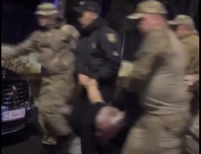 У Чернівцях поліція передала ТЦК двох чоловіків, які були у ресторані після 22:00/Фото: кадр з відео У Чернівцях поліція передала ТЦК двох чоловіків, які були у ресторані після 22:00/Фото: кадр з відео
