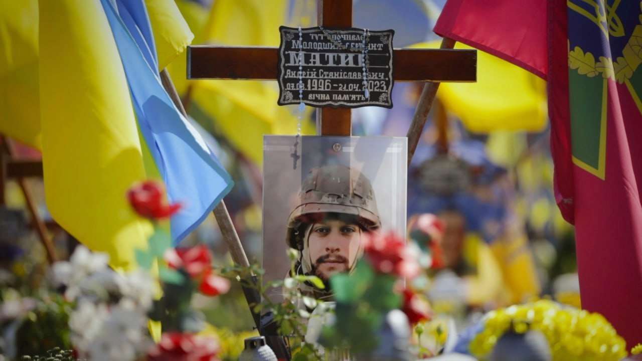 Могила Андрея Матиса / Фото: МВС України Герой, отдавший жизнь за Украину: воспоминания об Андрее Матисе