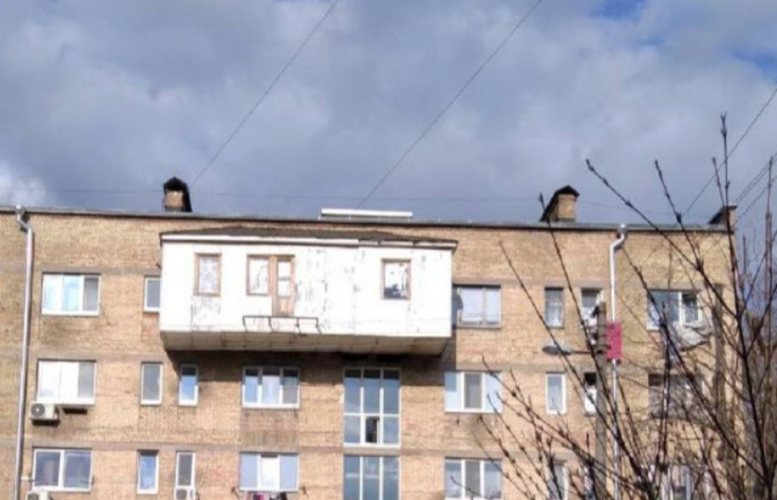 Як він тримається? У Києві до "хрущовки" прибудували гігантський балкон. Фото
