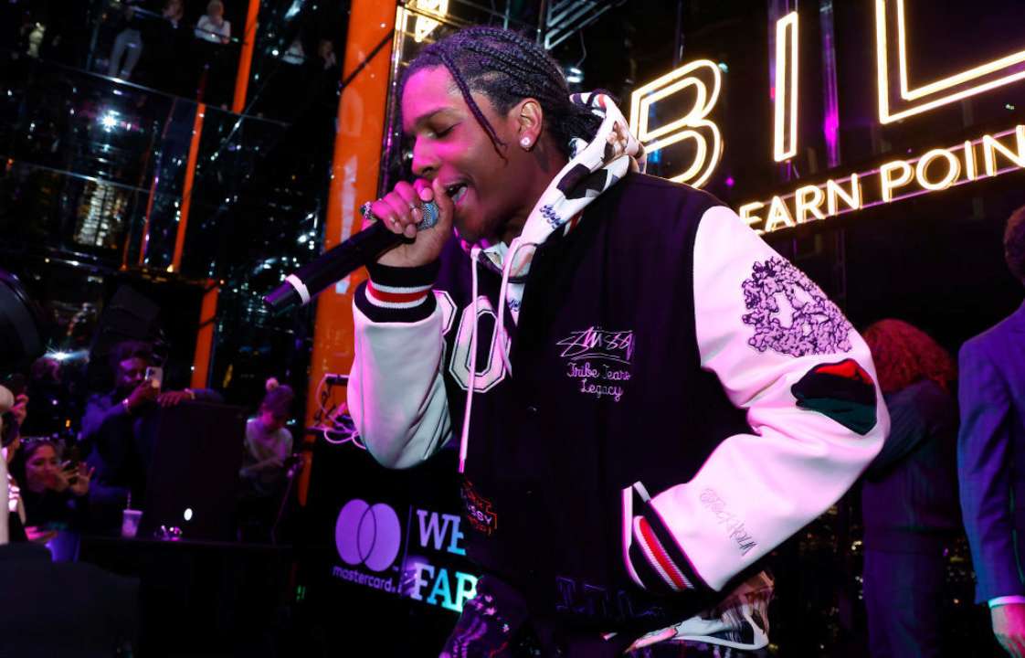 Скандальный A$AP Rocky во время выступления проигнорировал флаг Украины/Фото: Getty Images Рэпер