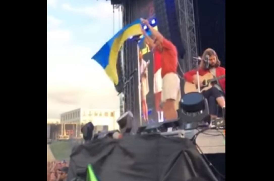 У Німеччині солісту Imagine Dragons передали прапор України