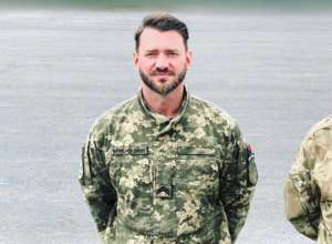 Хореограф Дмитро Дікусар розповів підписникам, як зараз почувається на фронті/Фото: Instagram Дмитро Дікусар вийшов на зв'язок з шанувальниками та показав себе у військовій формі