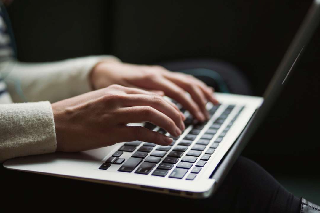 Почему долго включается ноутбук. Фото: Unsplash полезные советы про ноутбук
