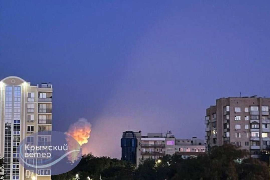 В ВСУ подтвердили удар по вражеской базе ПВО в Евпатории/Фото: Telegram Огонь от атаки по российской базе в Крыму
