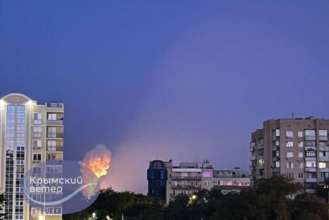 У ЗСУ підтвердили удар по ворожій базі ППО у Євпаторії/Фото: Telegram Вогонь від атаки по російській базі в Криму