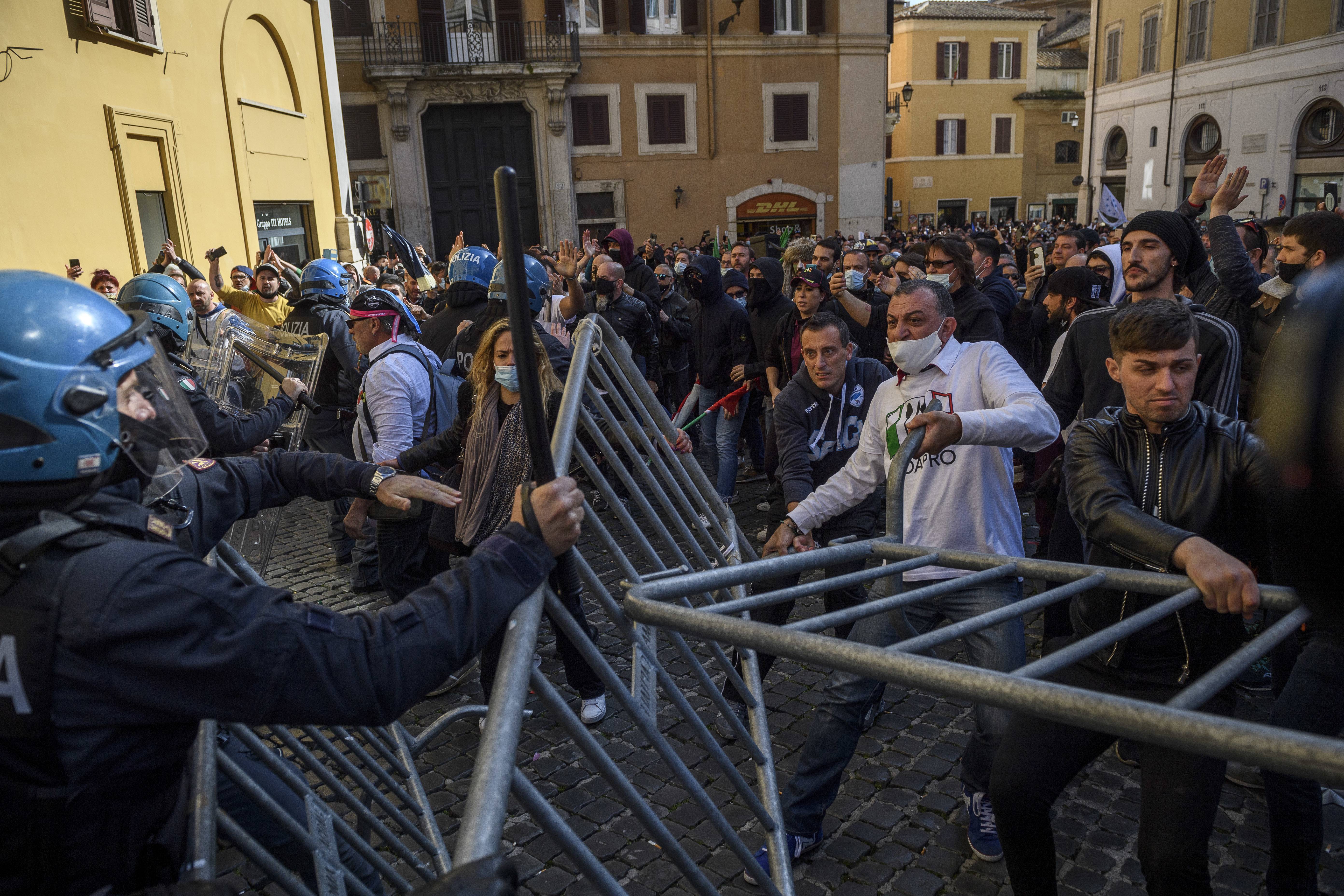 Фото: Getty Images Мітинги проти карантинних обмежень в Римі переросли у сутички з поліцією