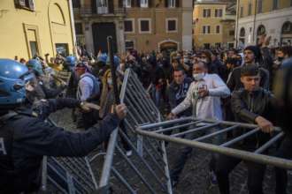 Фото: Getty Images/Автор - Antonio Masiello Митинги против карантина в Риме переросли в столкновения с полицией