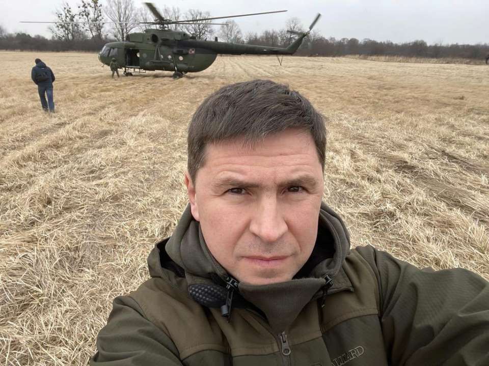 Подоляк записал видеообращение/Фото: Тwitter/Podolyak_M Украина воюет против масштабного варварства, жестокости и массовых убийств – Подоляк