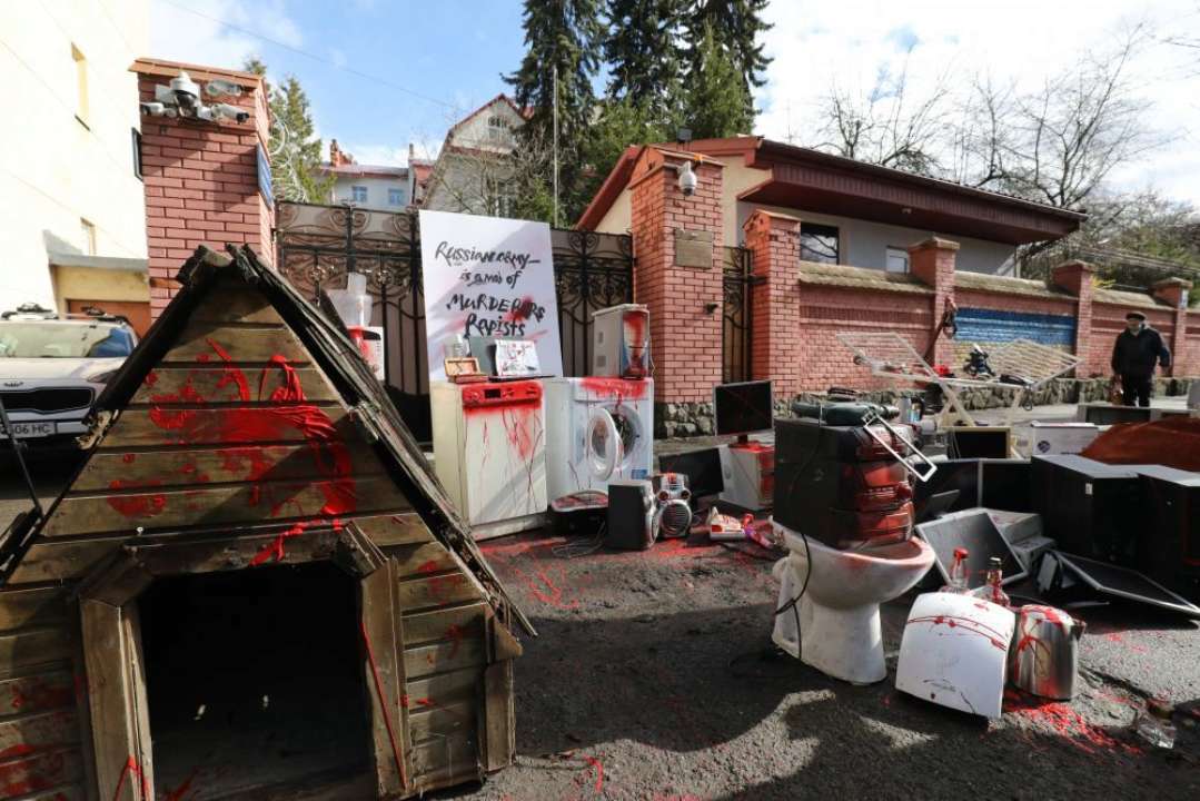 Российское консульство во Львове завалили "окровавленными" вещами/Фото: Instagram Российское консульство во Львове завалили "окровавленными" вещами/Фото: Instagram