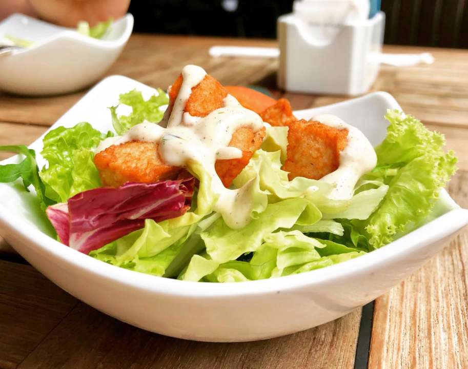 Рецепт классического салата "Цезарь"/Фото: pexels Без курицы и яиц: готовим настоящий салат "Цезарь"