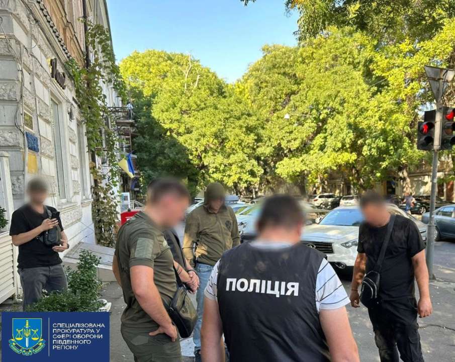 Підозру вручили ексвійськовослужбовцю/Фото: Офіс Генпрокурора 1500 доларів за переведення до небойового підрозділу – підозру вручили ексвійськовослужбовцю