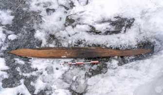 Фото: secretsoftheice.com Норвежские археологи извлекли из льда лыжи возрастом 1300 лет