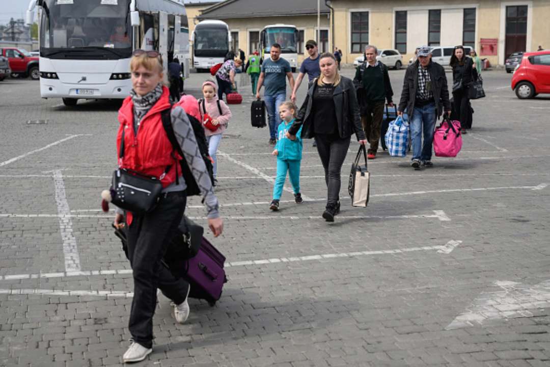 Украинские беженцы больше не будут получать денежную помощь в Польше