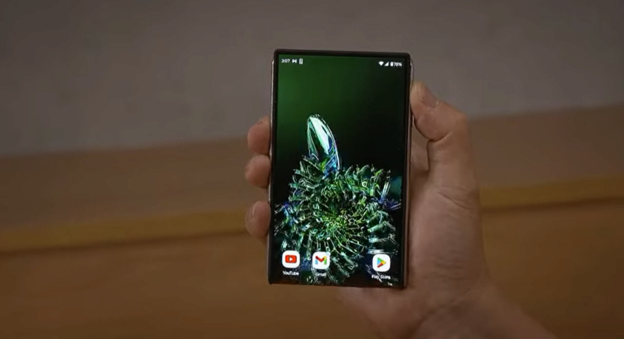 Motorola показала выдвижной смартфон: как он выглядит/Фото: скриншот Motorola показала выдвижной смартфон: как он выглядит/Фото: скриншот