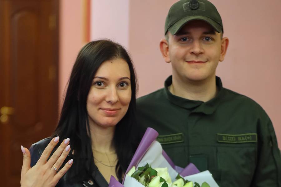 Фото: Західне територіальне управління Національної гвардії України/Facebook Нацгвардієць освідчився на сцені під час концерту Іво Бобула