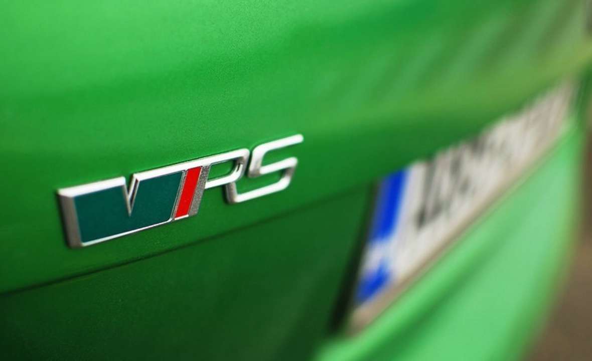 Десять найкращих економних спортивних автомобілів на вторинному ринку/Фото: Dejan Djuric/Flickr Логотип Skoda vRS