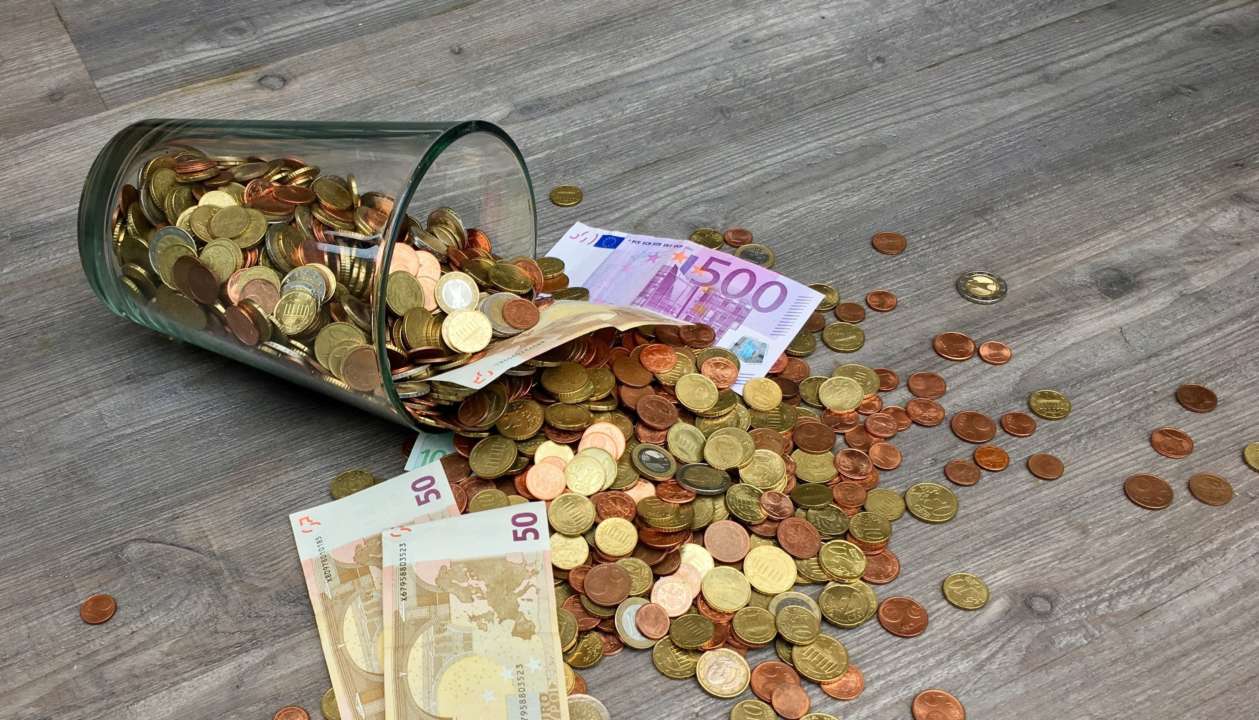 Євро продовжує дешевшати наприкінці тижня: курс валют на 19 травня