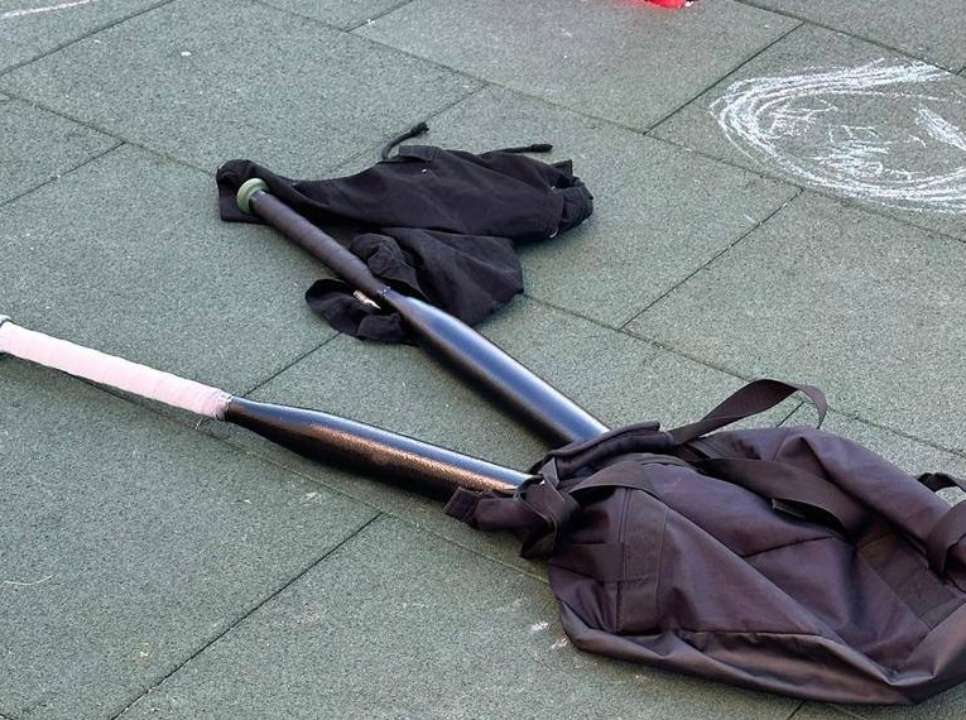Готуючись до злочину, вони орендували житло неподалік місця проживання потерпілого, придбали автомобіль та 2 бейсбольні бити. Також вони здійснювали таємне спостереження за посадовцем Готуючись до злочину, вони орендували житло неподалік місця проживання потерпілого, придбали автомобіль та 2 бейсбольні бити. Також вони здійснювали таємне спостереження за посадовцем