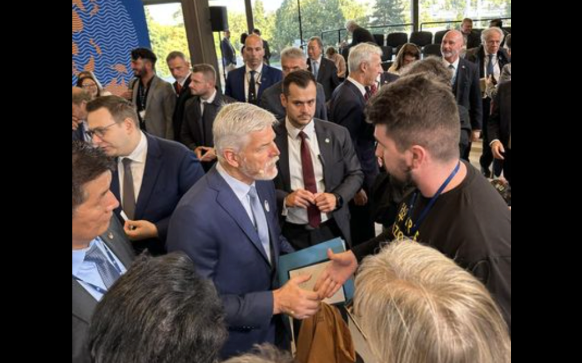 Президенту Чехии подарили футболку батальона "Айдар"/Фото: скрин из видео "Радио Свобода" Президенту Чехии подарили футболку батальона "Айдар". Видео