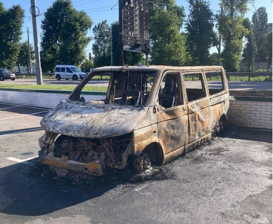 В Киеве сожгли медэвак 3-й ОШБр/Фото: Виктория Ковач