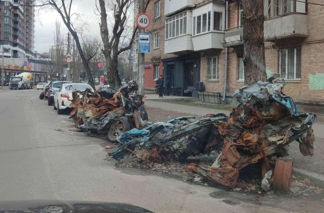 В Киеве начинается процесс вывоза с улиц автомобилей, пострадавших в результате попаданий вражеских ракет и дронов / Фото: t.me/VA_Kyiv