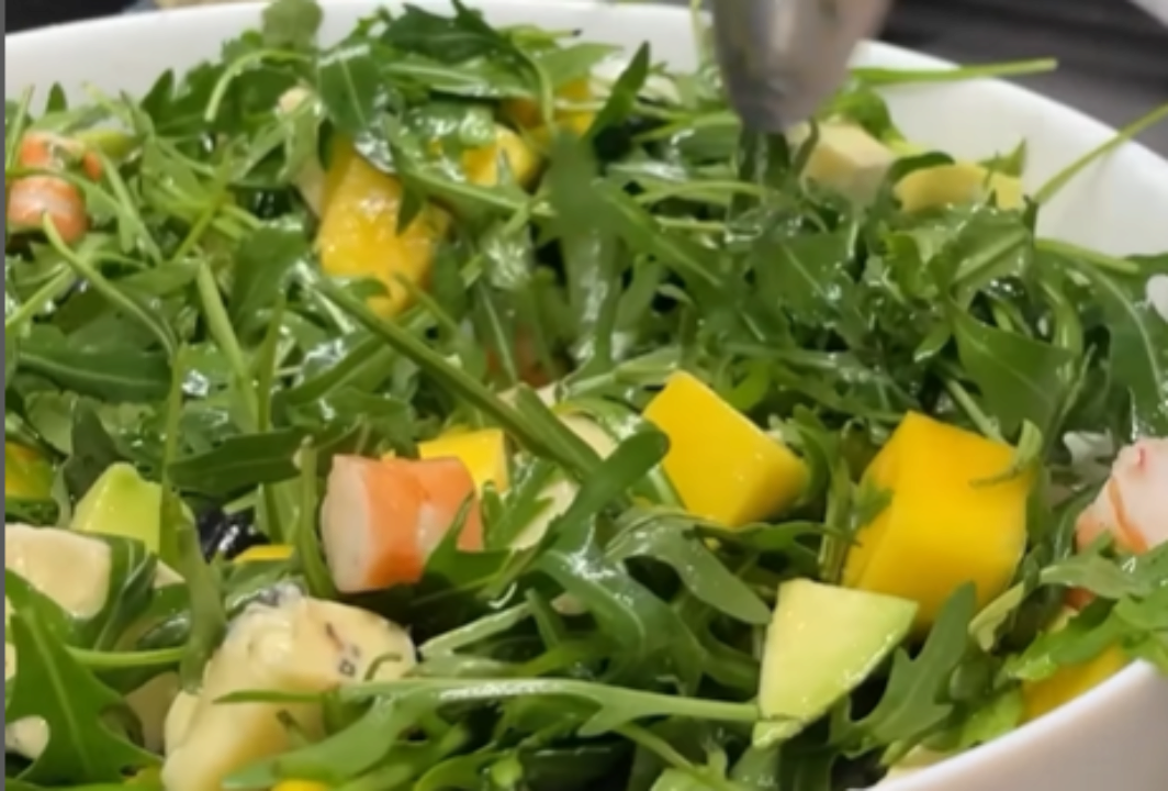 Гастрономическое наслаждение: рецепт самого вкусного салата из манго / Фото: скриншот из видео Гастрономическое наслаждение: рецепт самого вкусного салата с манго