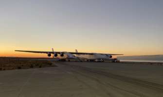 Фото: Twitter/@Stratolaunch В США провели испытательный полет крупнейшего в мире самолета. Видео