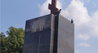 Фото: Суспільне Памятник Небесной сотни в Харькове облили краской. Он так стоит уже неделю