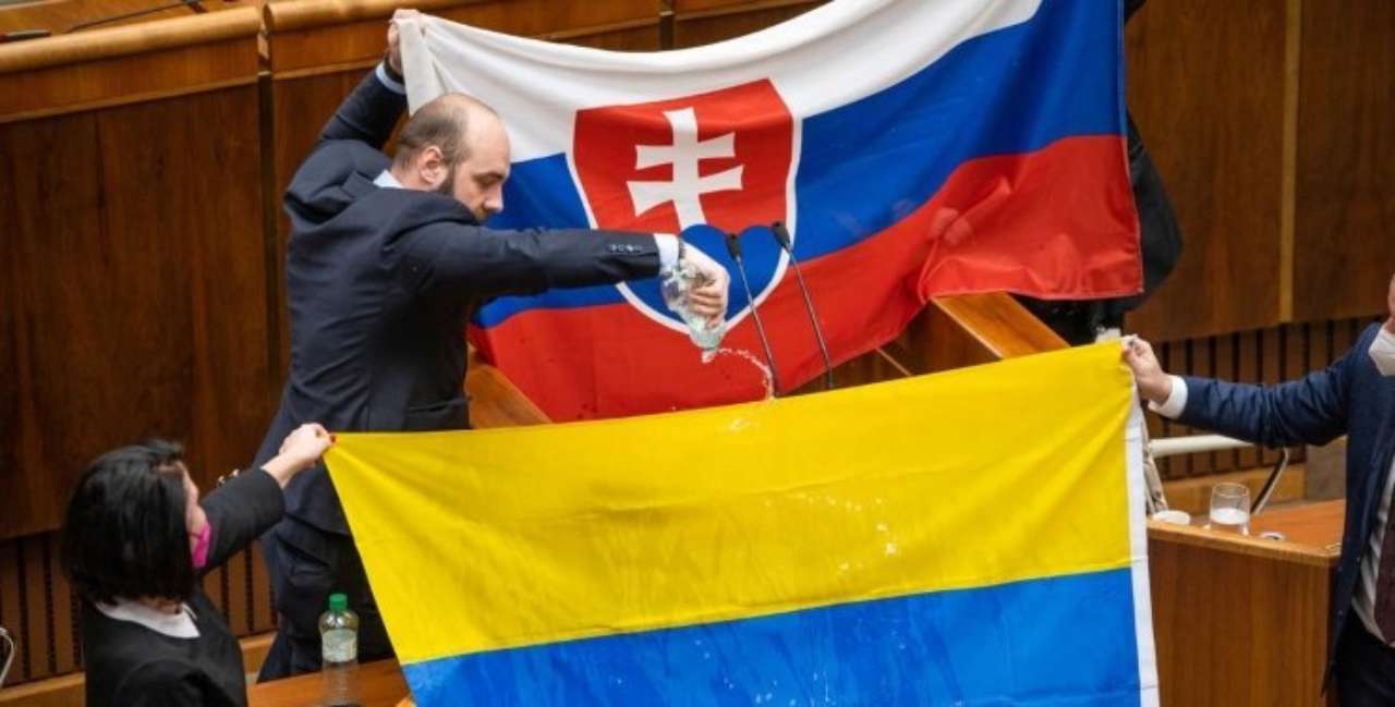 У парламенті Словаччини депутат осквернив прапор України/Фото: скріншот У парламенті Словаччини депутат осквернив прапор України