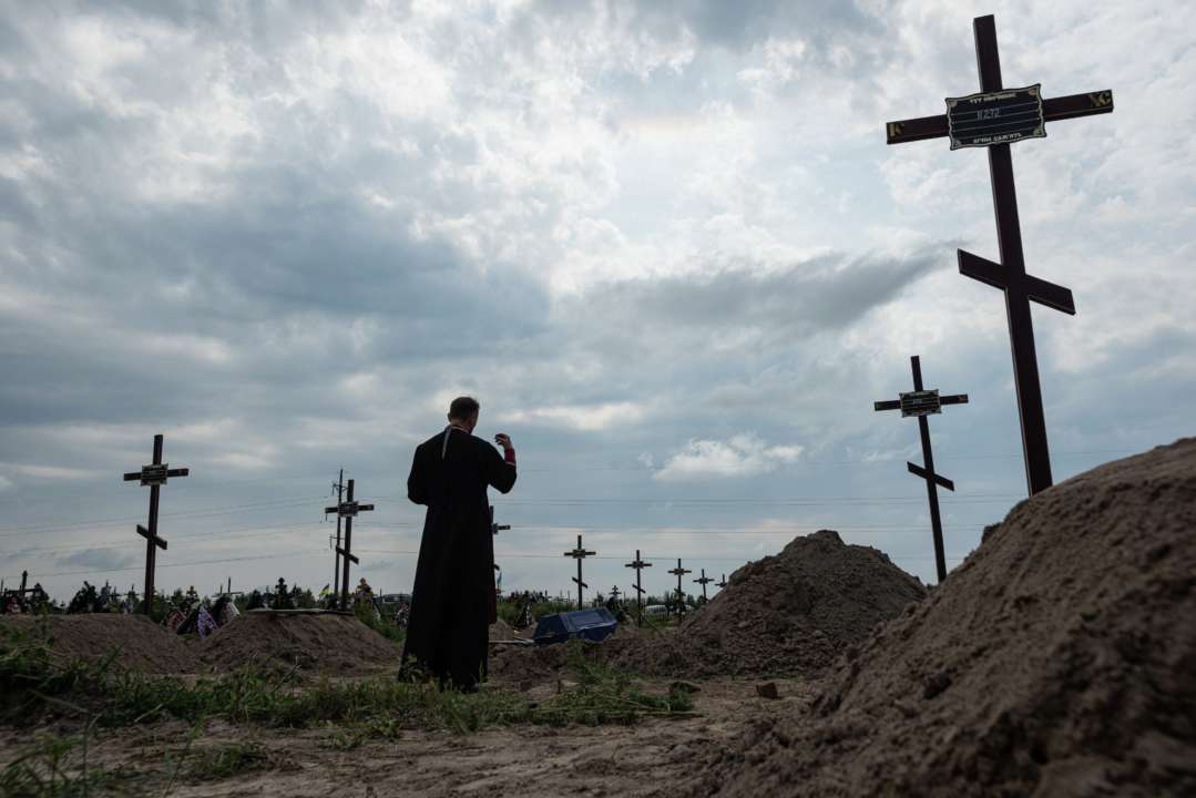 Депутати Бучі назвали кількість невідомих мешканців, які були вбиті росіянами/Фото: Getty Images Кладовище