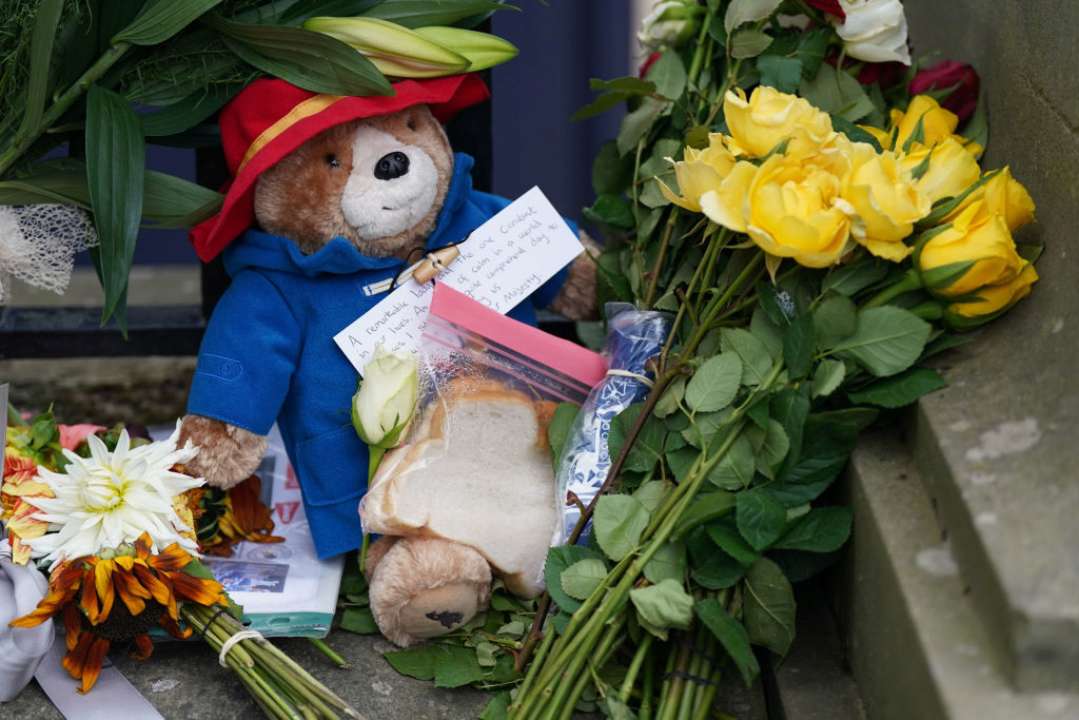 Королева Камілла показала ведмедиків Паддінгтонів, яких залишили на згадку про Єлизавету II/Фото: Getty Images