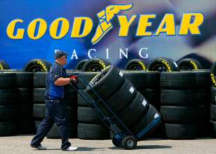 Goodyear представила автомобильную покрышку из риса, сои и сосны/Фото: Rusty Jarrett/Getty Images Мужчина свозит гоночные покрышки