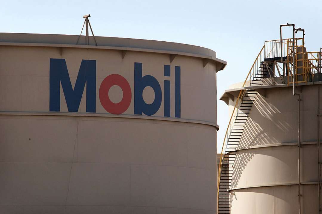 Нефтебаза с логотипом ExxonMobil