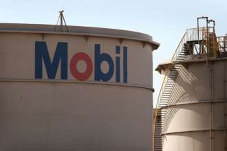 ExxonMobil передбачила зміни клімату ще 40 років тому, але публічно їх заперечувала/Фото: Scott Olson/Getty Images Нафтобаза з логотипом ExxonMobil