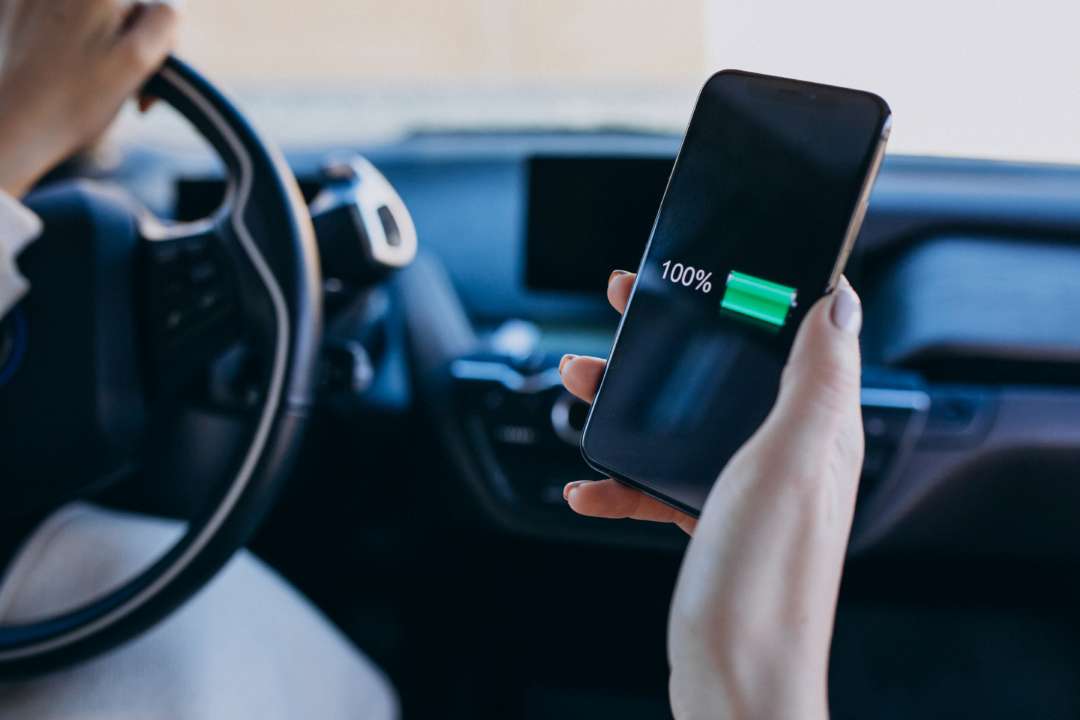 Опасно ли заряжать телефон до 100% / Фото: senivpetro/Freepik