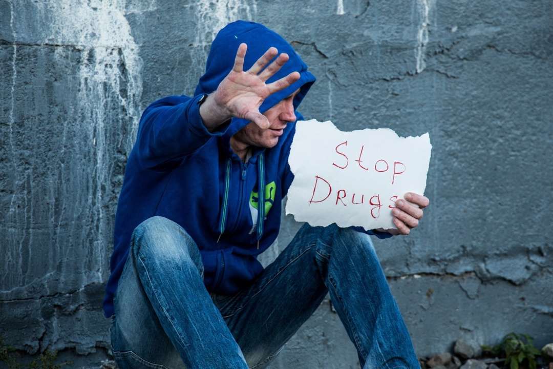 Держаться подальше от наркотиков: ДБР объясняет как не попасть в сети наркомафии (видео)