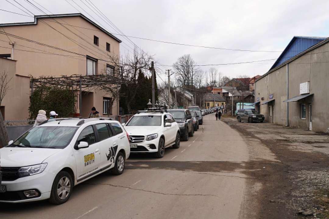 "F*** UA": немецкий чиновник рисовал свастики на украинских автомобилях