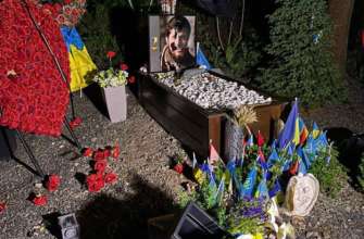 Фото: kyiv_pro_office У Києві жінка осквернила могили захисників України, розпочато розслідування – прокуратура