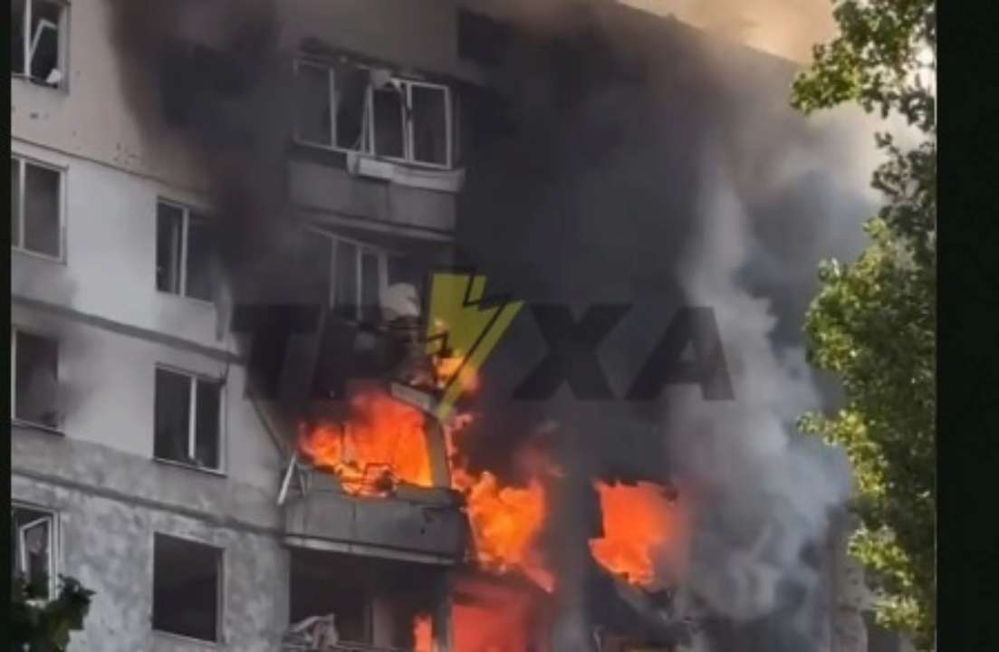 Росіяни скинули КАБ на багатоповерхівку в Харкові. Скриншот відео Труха Харків харків КАБ 15 вересня