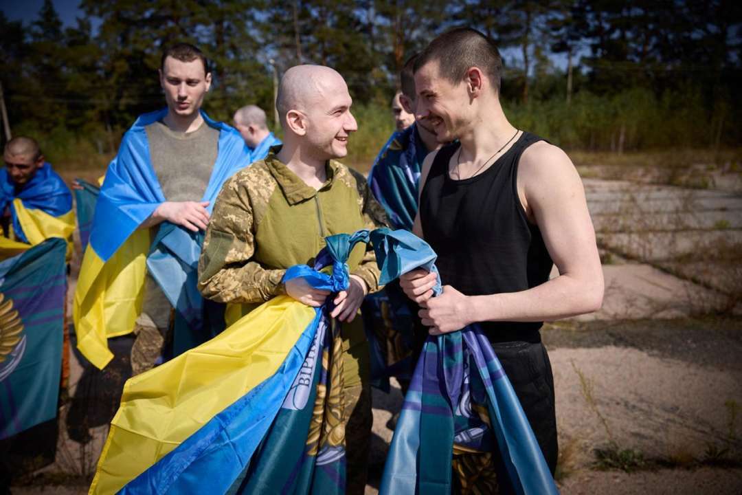 Как государство помогает восстановиться защитникам и гражданским/Фото: V_Zelenskiy_official Освобождение из плена – это только начало: как государство помогает восстановиться защитникам и граж