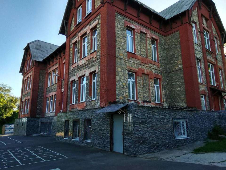Окупанти знищили одну з найкращих шкіл Луганської області