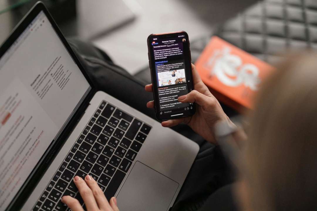 Как отключить обновление на телефоне. Фото: Pexels лайфхаки со смартфоном