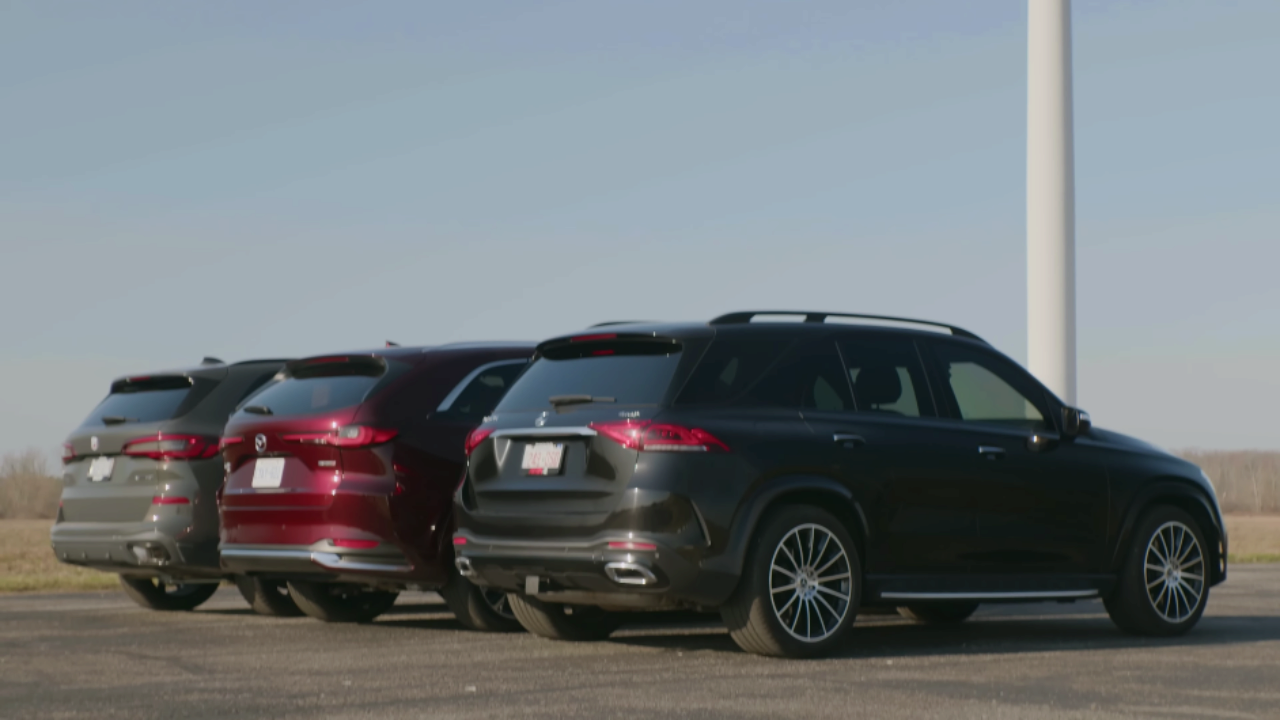 Mazda CX-90, BMW X5 и Mercedes GLE столкнулись в драг-рейсе/кадр из видео YouTube-канала Throttle House Mazda CX-90, BMW X5 и Mercedes GLE на линии старта