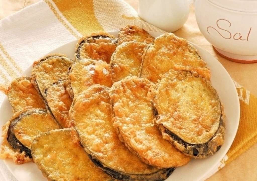 Пошаговый рецепт баклажанов в кляре, который никого не оставит равнодушным / Фото: cookeatshare.com