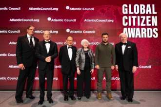 Зеленский в Нью-Йорке В Нью-Йорке Зеленскому вручили премию Atlantic Council Global Citizen Awards