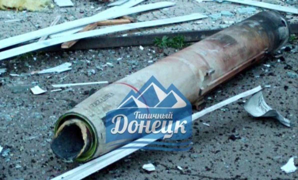 У Донецьку потужні вибухи Потужна хмара диму накрила Донецьк: що відбувається зараз. Відео