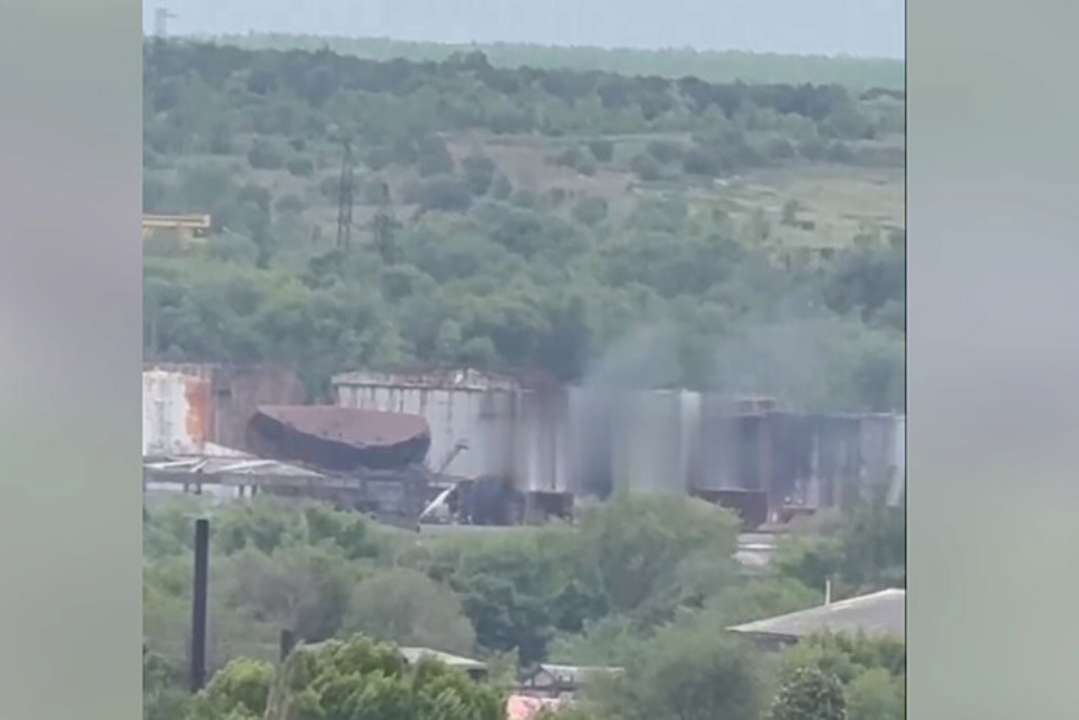 Во временно оккупированном Луганске с вечера пылает нефтебаза. Видео