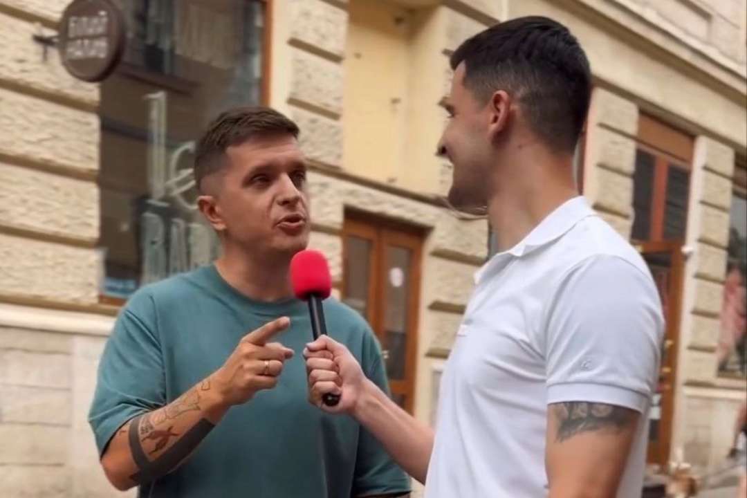 Анатолий Анатолич странно пошутил на вопрос Николаса Кармы / Скриншот из видео Анатолий Анатолич неуместно пошутил на вопрос популярного блогера: "Сколько стоит ваш лук?"