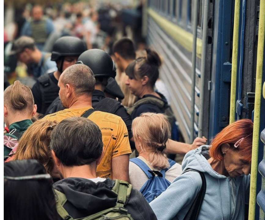 Пик непогоды в Австрии ожидается сегодня-завтра, поэтому возобновление движения "скорым не будет, вокзалы и метро завтра будут частично закрыты"