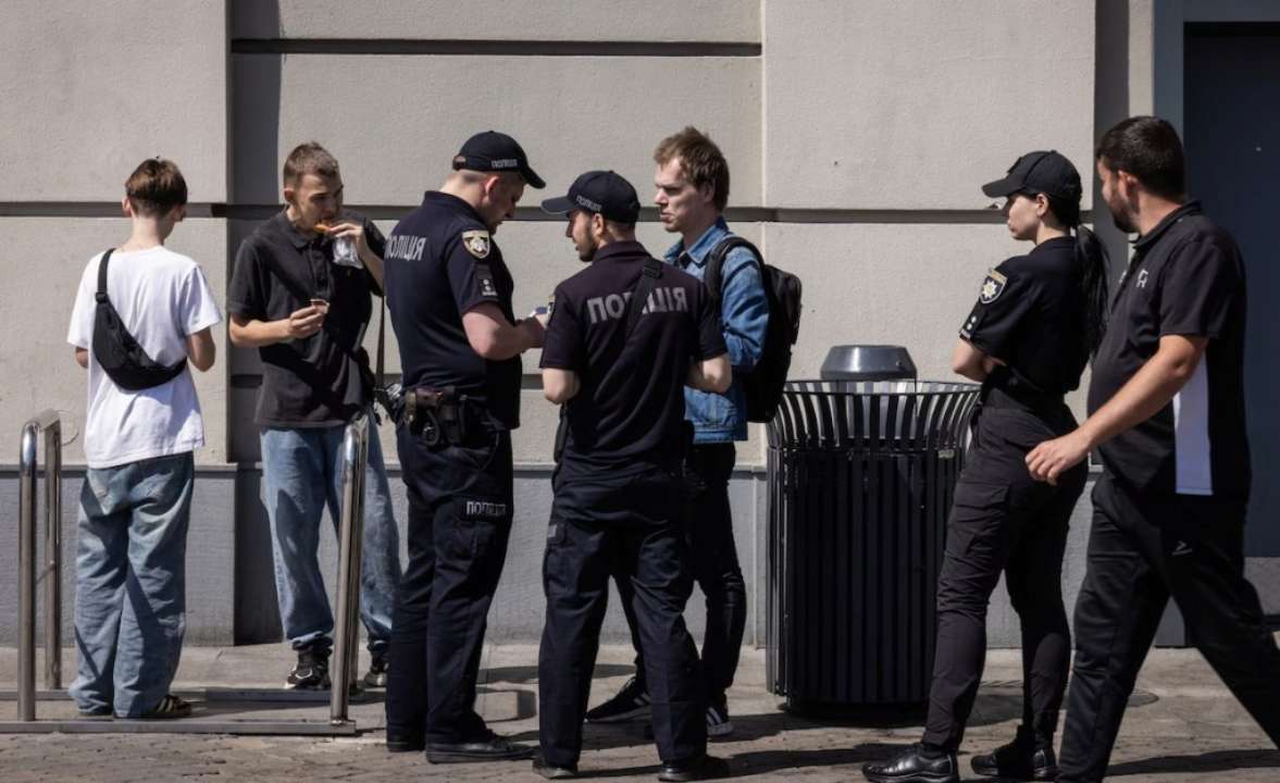 Поліція перевіряє документи у цивільних на залізничному вокзалі в Дніпрі у травні/Фото: WP Поліція перевіряє документи у цивільних на залізничному вокзалі в Дніпрі у травні